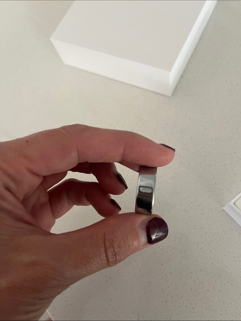 Oura Ring 4 with charger and box - Picture 4 of 7